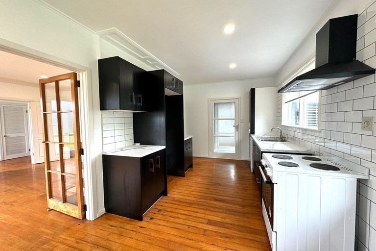 Photo of property in 37 Shortt Avenue, Mangere Bridge, Auckland, 2022