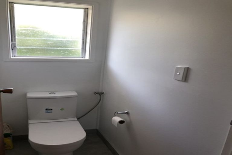 Photo of property in 2/32 Eastern Beach Road, Eastern Beach, Auckland, 2012