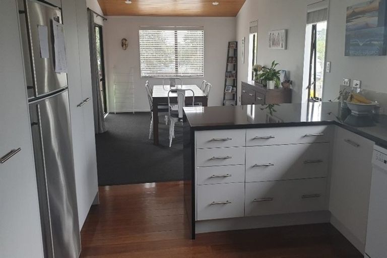 Photo of property in 1/186 East Coast Road, Forrest Hill, Auckland, 0620