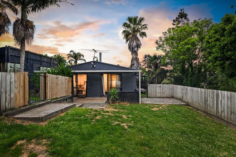 Photo of property in 15 Vina Place, Massey, Auckland, 0614