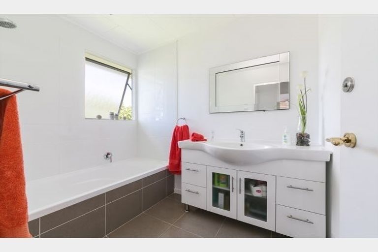 Photo of property in 73 Oreil Avenue, West Harbour, Auckland, 0618