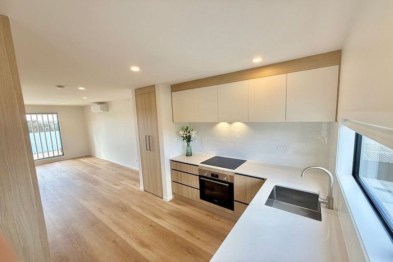 Photo of property in 3/506 Glenfield Road, Bayview, Auckland, 0629