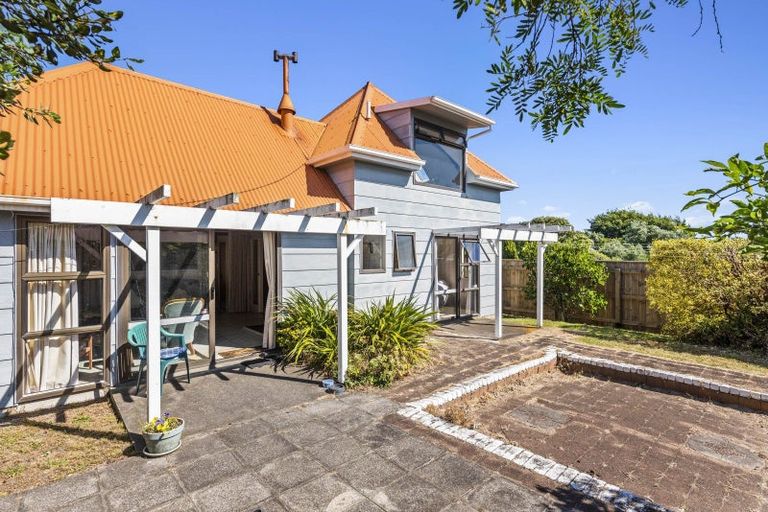 Photo of property in 87 Golf Road, Paraparaumu Beach, Paraparaumu, 5032
