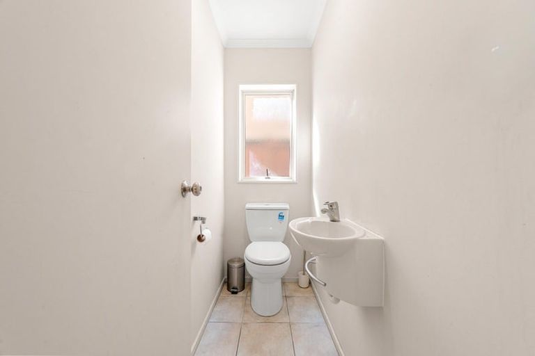 Photo of property in 42 Lilybank Crescent, East Tamaki, Auckland, 2013