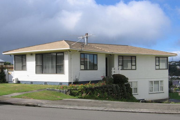 Photo of property in 19 Quigley Street, Newlands, Wellington, 6037