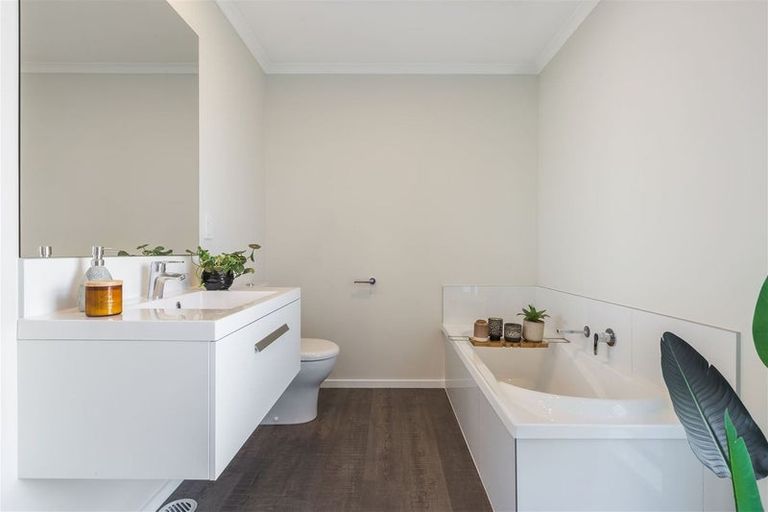 Photo of property in 3a Koreke Close, Kenepuru, 5022