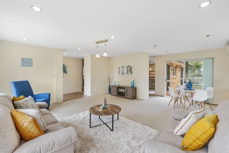 Photo of property in 78 Lake Panorama Drive, Henderson Valley, Auckland, 0612