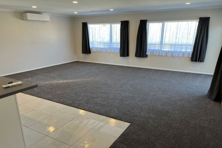 Photo of property in 8a Waiari Road, Conifer Grove, Takanini, 2112