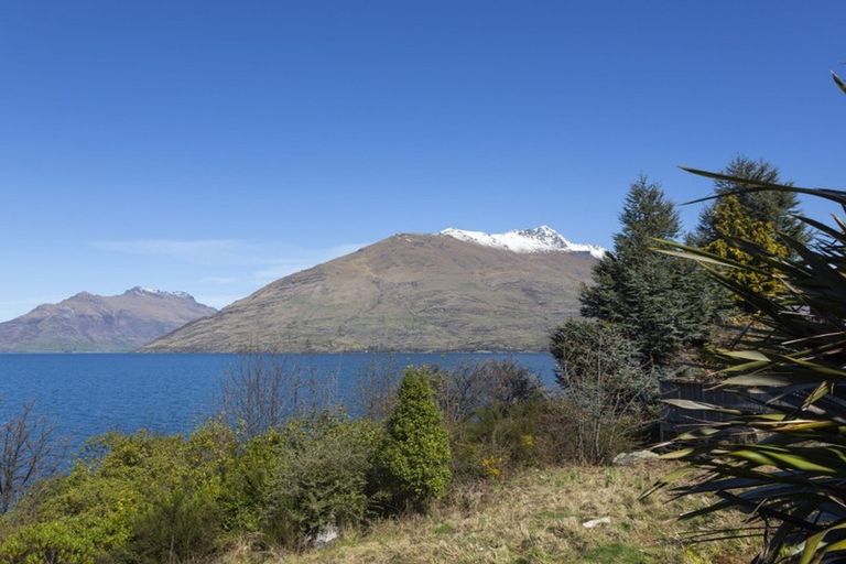 Photo of property in 72 Cedar Drive, Kelvin Heights, Queenstown, 9300