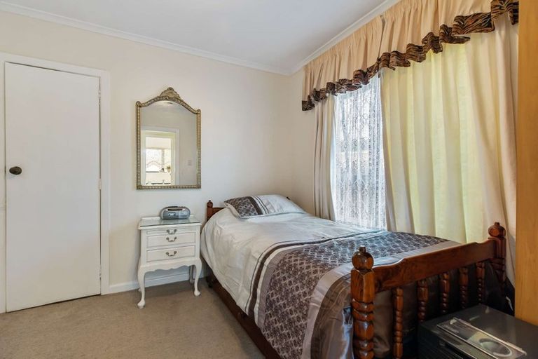 Photo of property in 1/81 Awaroa Road, Sunnyvale, Auckland, 0612