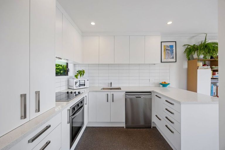 Photo of property in 4a Sullivan Avenue, Mangere Bridge, Auckland, 2022