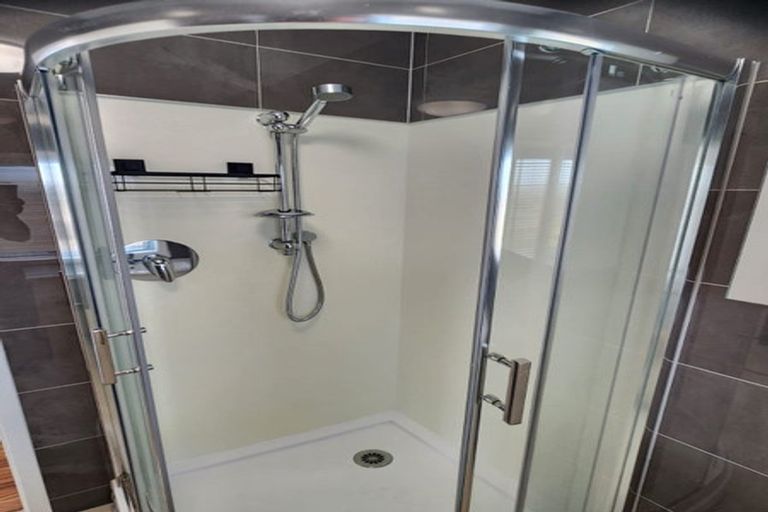 Photo of property in 623 Glenfield Road, Totara Vale, Auckland, 0629