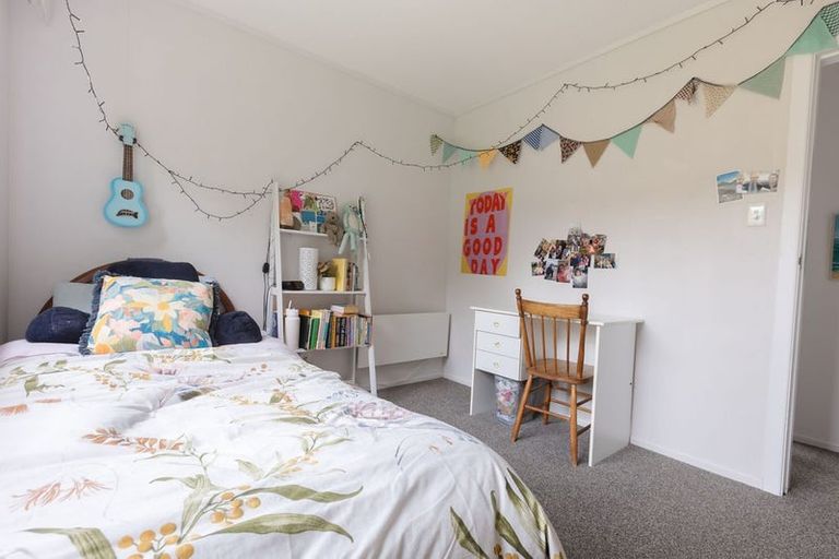 Photo of property in 5 Poharama Place, Marfell, New Plymouth, 4310