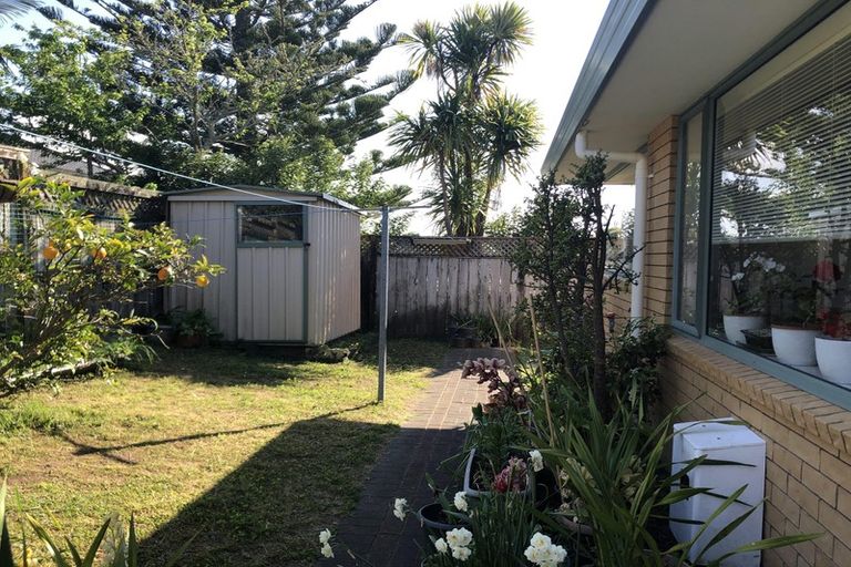 Photo of property in 10 Copplestone Place, New Lynn, Auckland, 0600