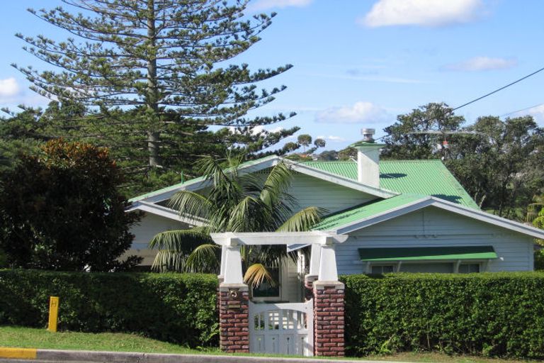 Photo of property in 6 Stanley Point Road, Stanley Point, Auckland, 0624