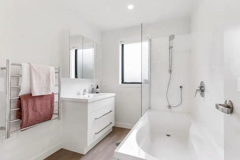 Photo of property in 2 Whakahui Lane, Mangere Bridge, Auckland, 2022