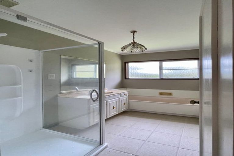 Photo of property in 11 Ravenstone Place, Chatswood, Auckland, 0626