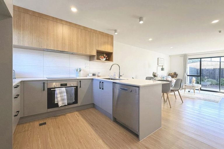 Photo of property in 5/17 Rewarewa Road, Te Atatu Peninsula, Auckland, 0610