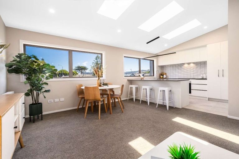 Photo of property in 2/7 Grays Road, Plimmerton, Porirua, 5026