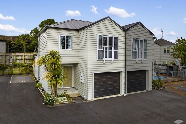 Photo of property in 12/30 John Jennings Drive, Oteha, Auckland, 0632