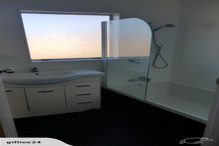 Photo of property in 18 Cumberland Place, Kelvin Grove, Palmerston North, 4414