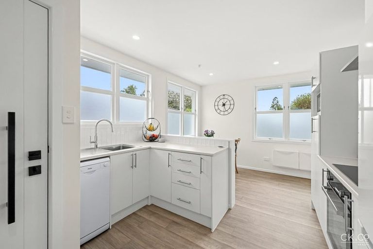 Photo of property in 1a Saulbrey Grove, Woburn, Lower Hutt, 5010