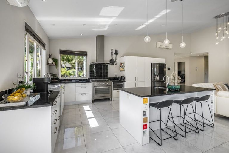 Photo of property in 29 Schopolo Place, Schnapper Rock, Auckland, 0632