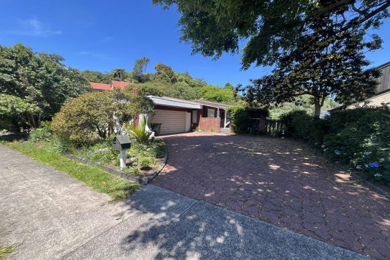 Photo of property in 15 Sequoia Grove, Merrilands, New Plymouth, 4312