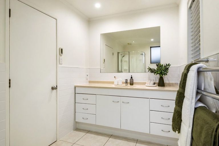 Photo of property in 22 John Dee Crescent, Red Beach, 0932