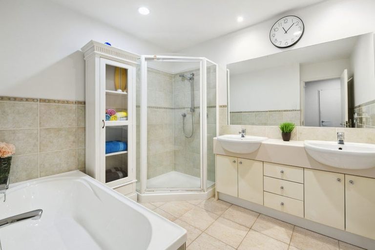 Photo of property in 1e/175 Hurstmere Road, Takapuna, Auckland, 0622