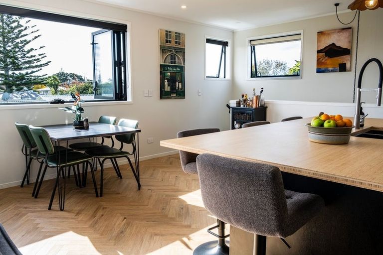 Photo of property in 1/90 Gloria Avenue, Te Atatu Peninsula, Auckland, 0610