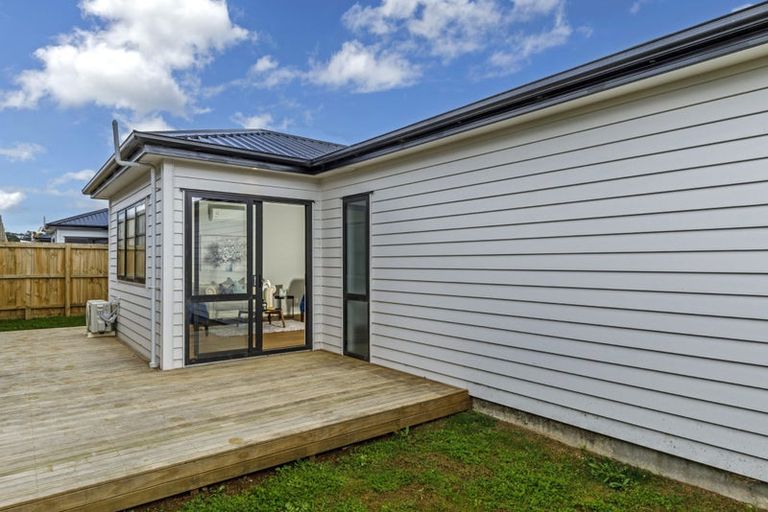 Photo of property in 11 Mcindoe Road, Kumeu, 0810