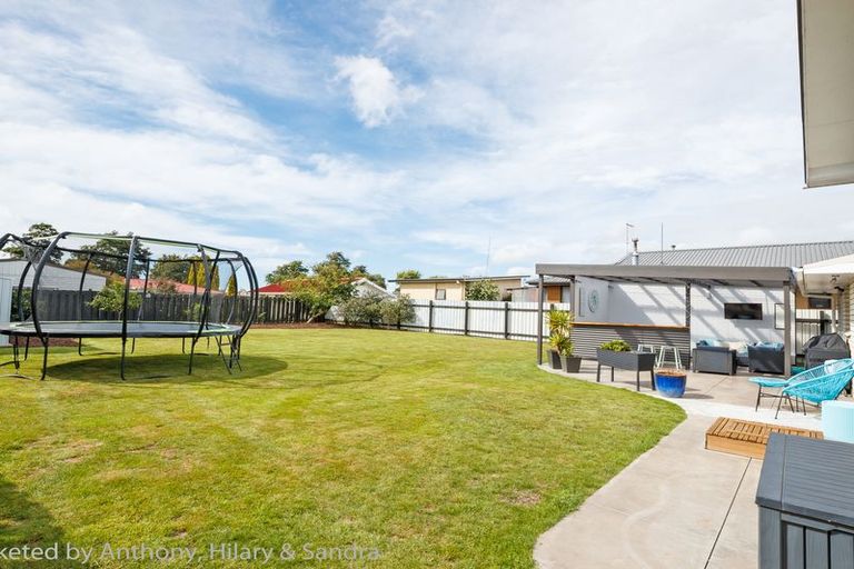 Photo of property in 15 Geraldine Crescent, Cloverlea, Palmerston North, 4412