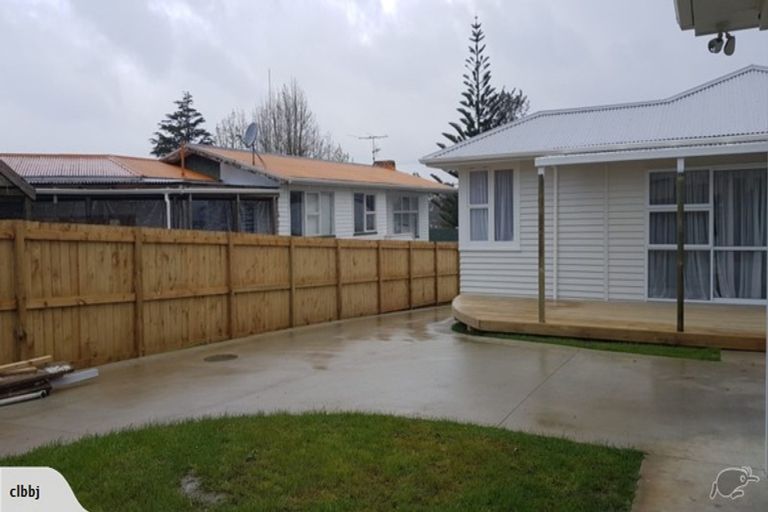 Photo of property in 32 Roberts Road, Te Atatu South, Auckland, 0610