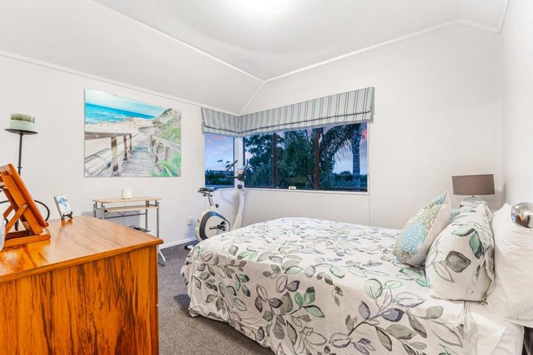 Photo of property in 1/22 Cherub Place, West Harbour, Auckland, 0618