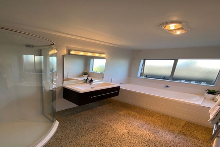 Photo of property in 10 Hoihere Drive, One Tree Point, 0118