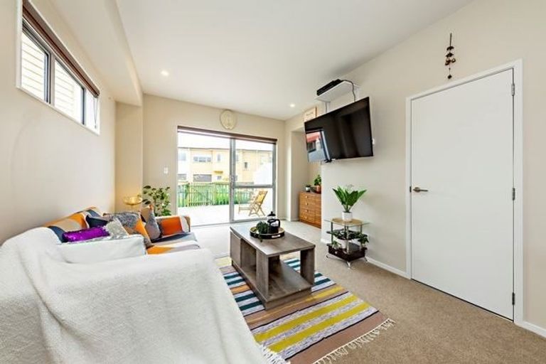 Photo of property in 28/11 Ray Small Drive, Papakura, 2110