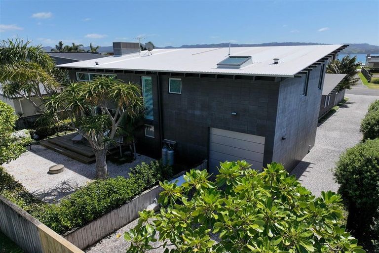 Photo of property in 32 Taumata Road, Omaha, 0986