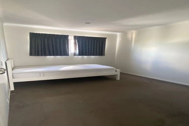 Photo of property in 16 Andover Way, Goodwood Heights, Auckland, 2105