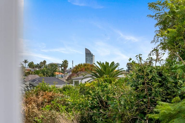 Photo of property in 1/9a Eversleigh Road, Belmont, Auckland, 0622