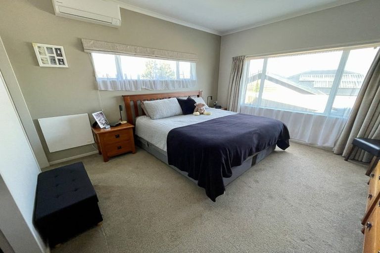 Photo of property in 23 James Nairn Grove, Riverstone Terraces, Upper Hutt, 5018