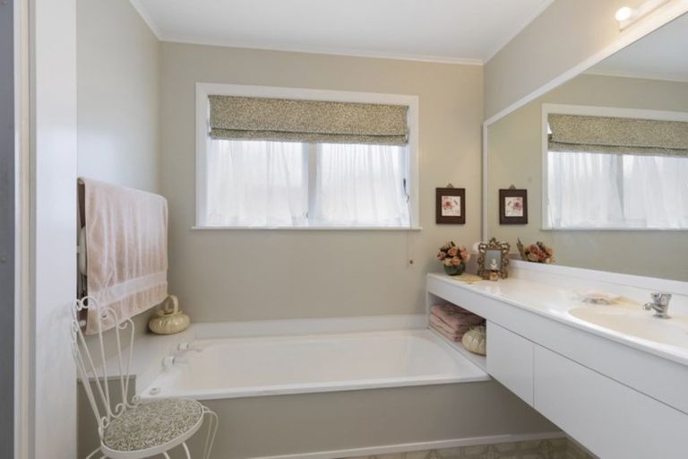 Photo of property in 53 Oakleigh Street, Maungaraki, Lower Hutt, 5010