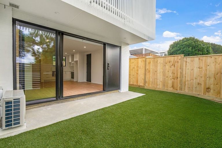 Photo of property in 2/11 Paramu Avenue, Birkdale, Auckland, 0626