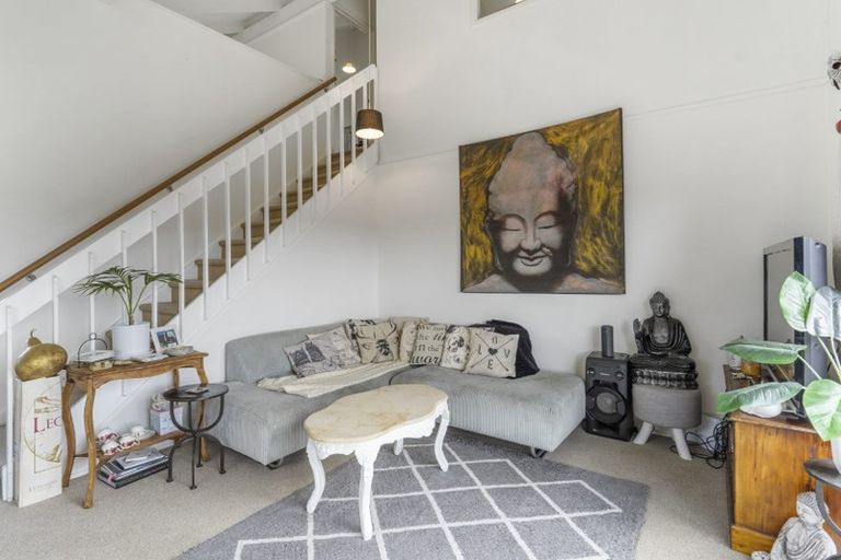 Photo of property in 2/32 Knightsbridge Drive, Forrest Hill, Auckland, 0620