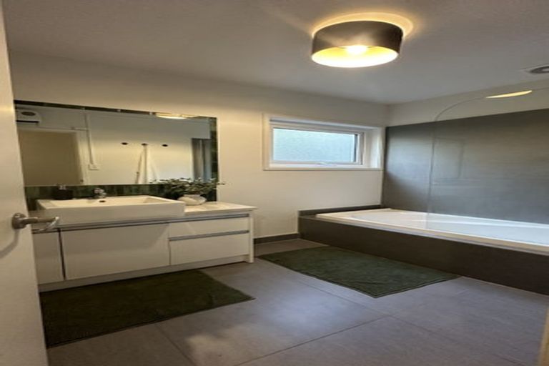 Photo of property in 4 Hiwihau Place, Glenfield, Auckland, 0629