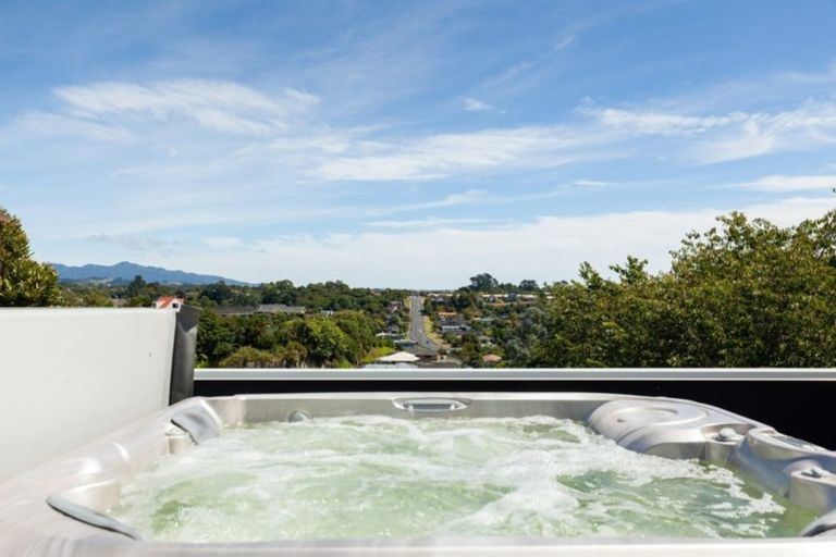 Photo of property in 12 Margaret Place, Merrilands, New Plymouth, 4312