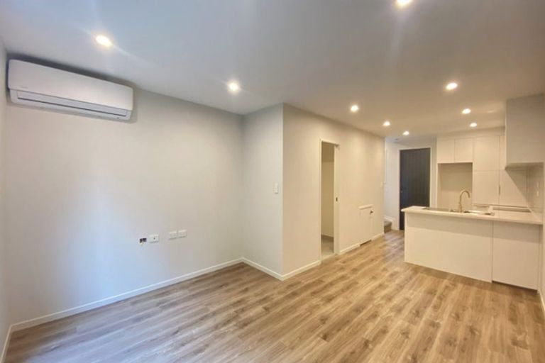 Photo of property in 5/37 Camelot Place, Glenfield, Auckland, 0629