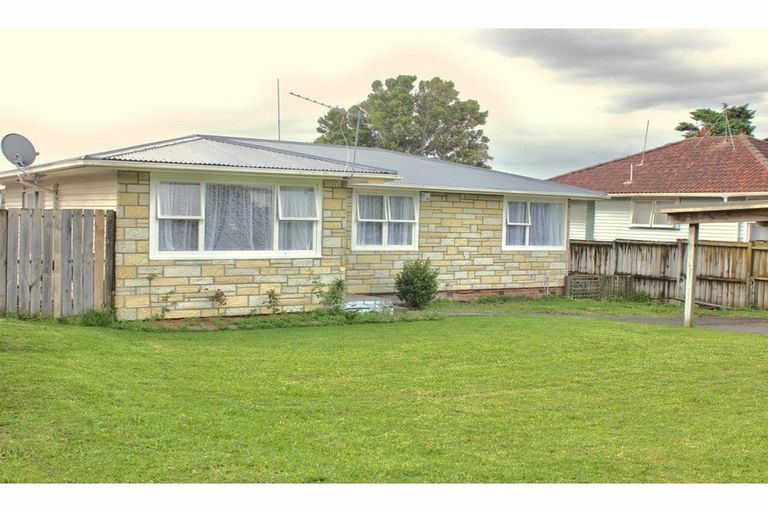Photo of property in 23 Laura Street, Kelston, Auckland, 0602