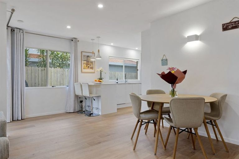 Photo of property in 2/1 Mossop Rise, Glenfield, Auckland, 0629