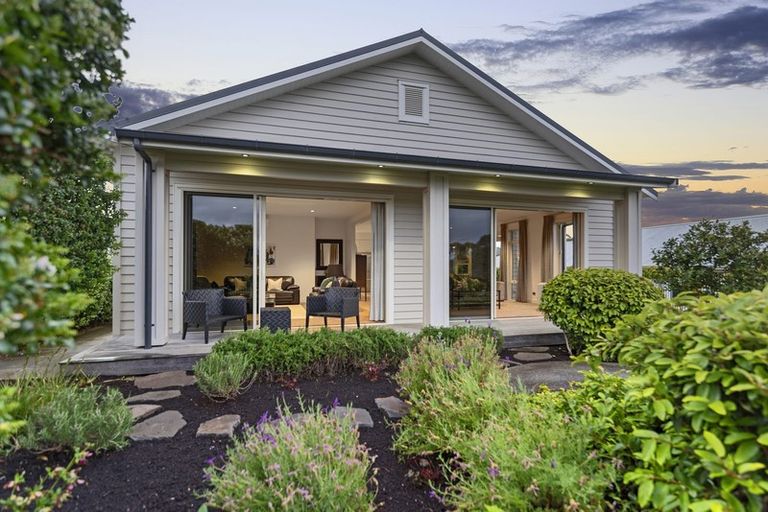 Photo of property in 6 York Terrace, Riverhead, 0820